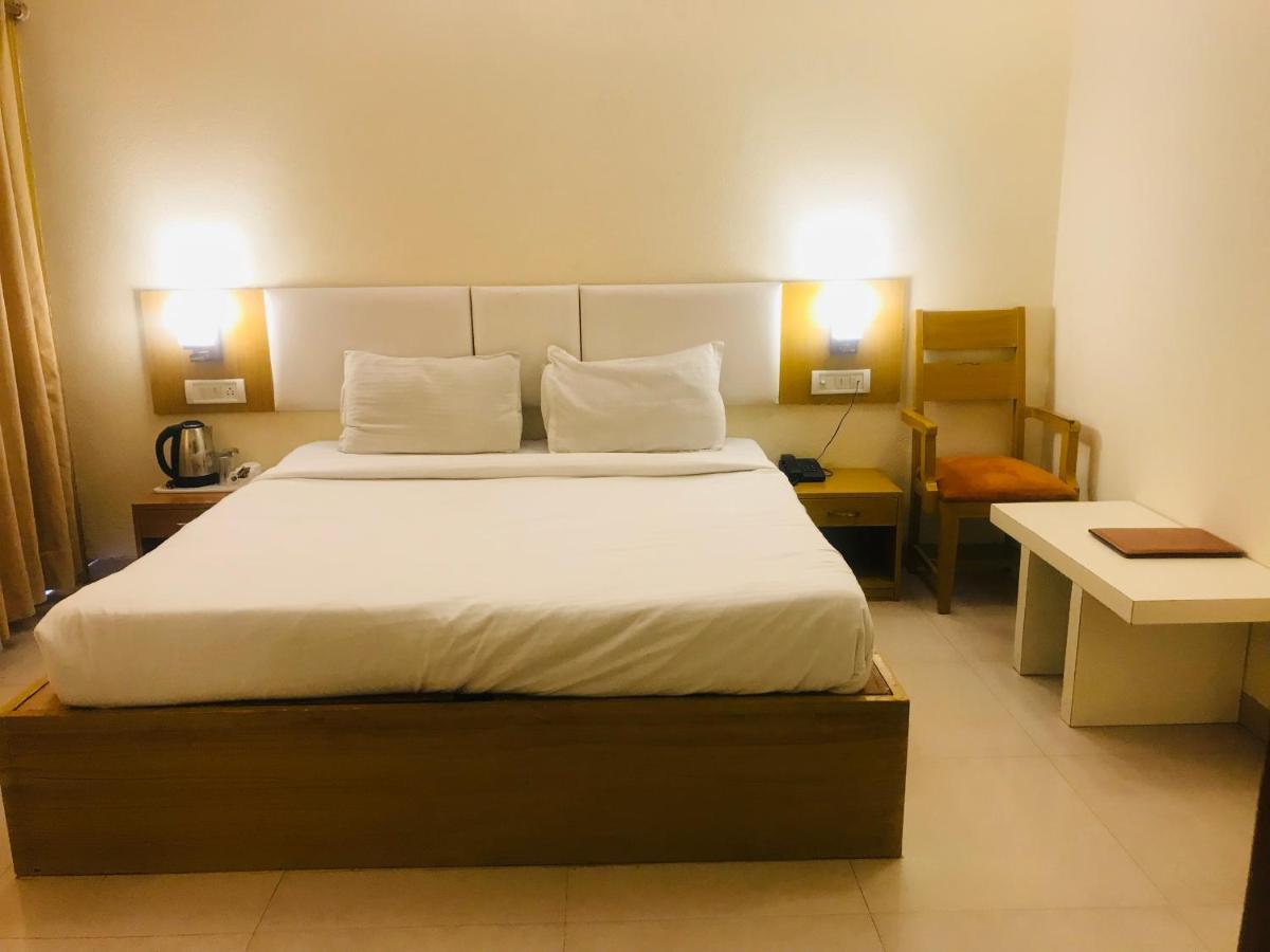 Tulip Palm Hotel Джайпур Екстериор снимка