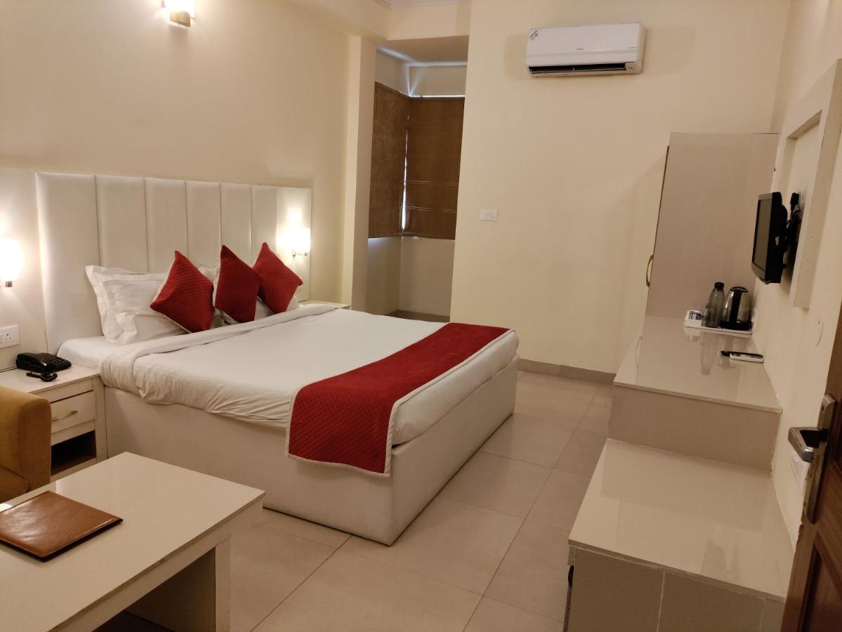 Tulip Palm Hotel Джайпур Екстериор снимка