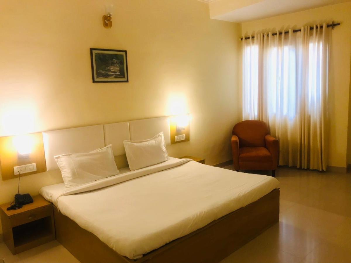Tulip Palm Hotel Джайпур Екстериор снимка