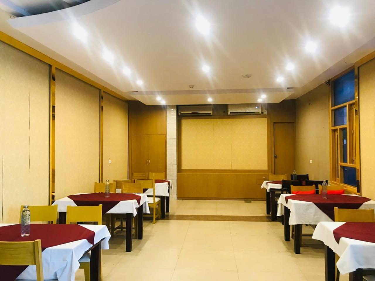 Tulip Palm Hotel Джайпур Екстериор снимка
