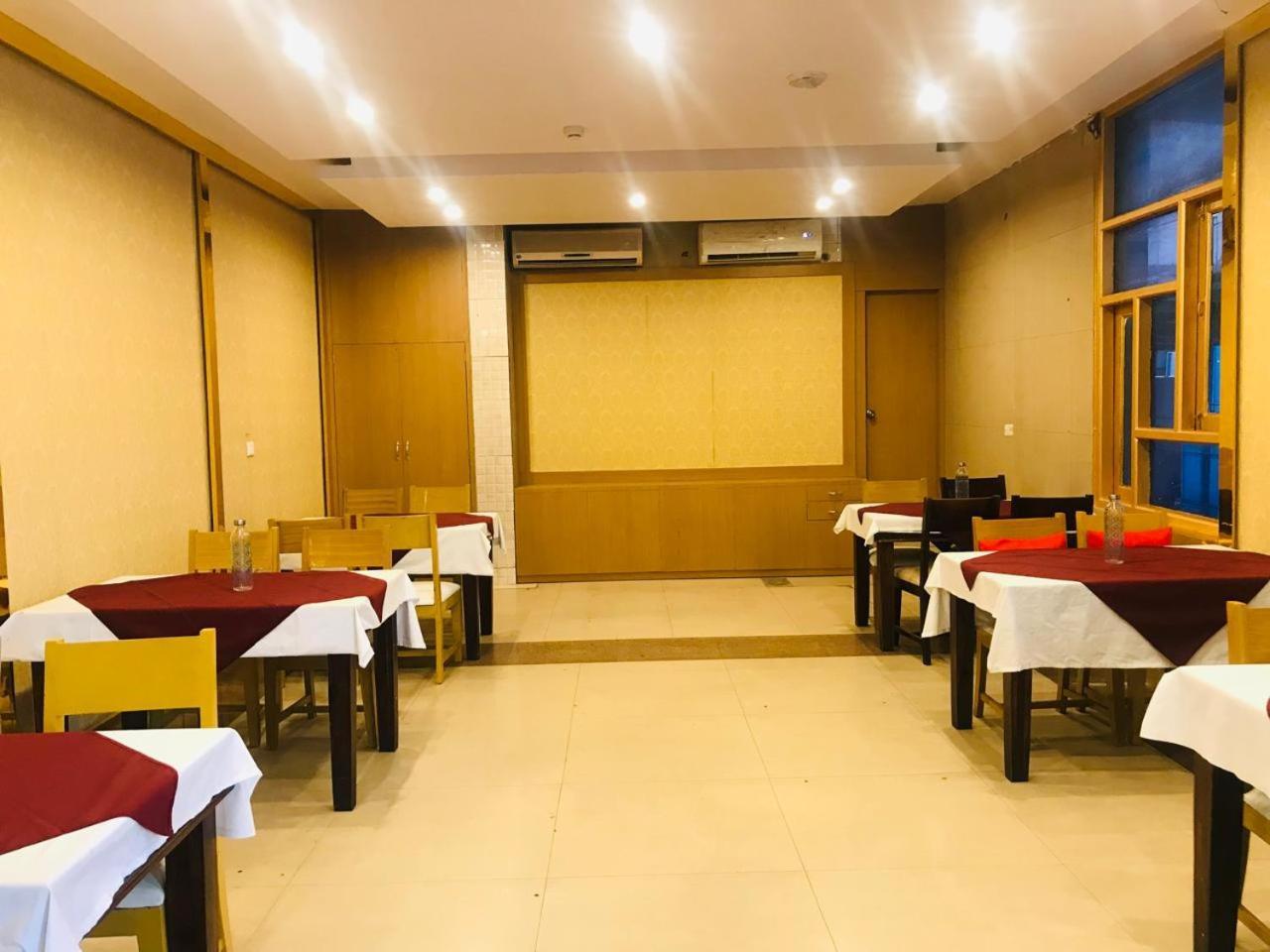 Tulip Palm Hotel Джайпур Екстериор снимка